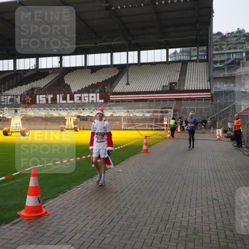 07.12.2025 - St. Pauli X-Mass-Run No. 15 Fabian Wolf http://msf.ph/oto/9412846 07.12.2025 11:18:13 Ziel 1325, 1348, 3201, 3221, 3327 meine-sportfotos.de