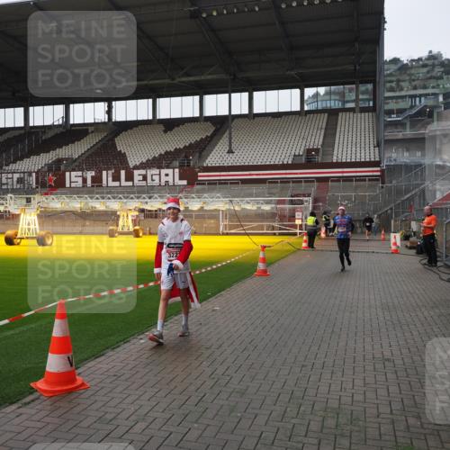 07.12.2025 - St. Pauli X-Mass-Run No. 15 Fabian Wolf http://msf.ph/oto/9412849 07.12.2025 11:18:13 Ziel 1325, 1348, 3201, 3221, 3327 meine-sportfotos.de