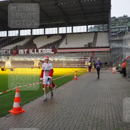 07.12.2025 - St. Pauli X-Mass-Run No. 15 Fabian Wolf http://msf.ph/oto/9412852 07.12.2025 11:18:13 Ziel 1325, 1348, 3201, 3221, 3327 meine-sportfotos.de
