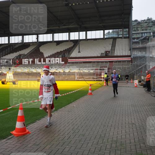 07.12.2025 - St. Pauli X-Mass-Run No. 15 Fabian Wolf http://msf.ph/oto/9412855 07.12.2025 11:18:14 Ziel 1325, 1348, 3201, 3221, 3327 meine-sportfotos.de