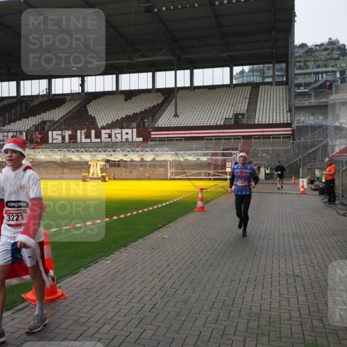 07.12.2025 - St. Pauli X-Mass-Run No. 15 Fabian Wolf http://msf.ph/oto/9412861 07.12.2025 11:18:15 Ziel 1325, 1348, 3201, 3221, 3304, 3327 meine-sportfotos.de