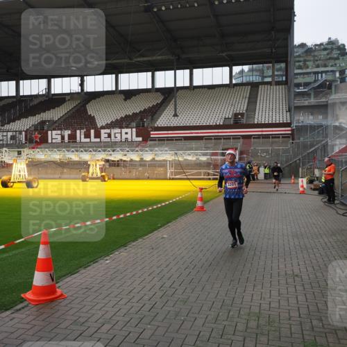 07.12.2025 - St. Pauli X-Mass-Run No. 15 Fabian Wolf http://msf.ph/oto/9412867 07.12.2025 11:18:15 Ziel 1325, 1348, 3201, 3221, 3304, 3327 meine-sportfotos.de