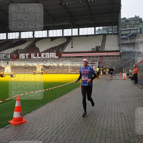 07.12.2025 - St. Pauli X-Mass-Run No. 15 Fabian Wolf http://msf.ph/oto/9412877 07.12.2025 11:18:16 Ziel 1325, 1348, 2045, 3201, 3221, 3304, 3327 meine-sportfotos.de
