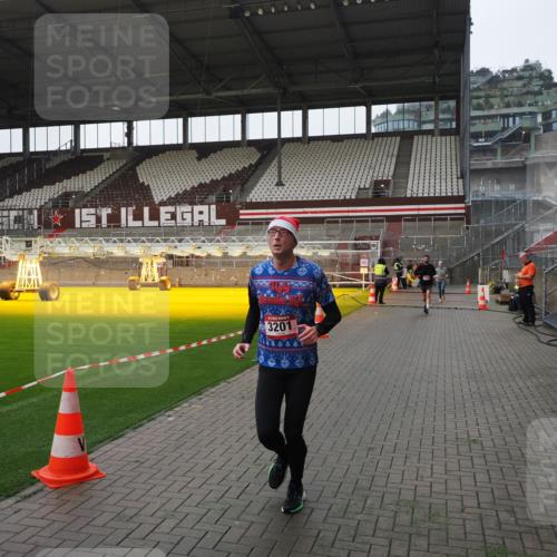 07.12.2025 - St. Pauli X-Mass-Run No. 15 Fabian Wolf http://msf.ph/oto/9412880 07.12.2025 11:18:16 Ziel 1325, 1348, 2045, 3201, 3221, 3304, 3327 meine-sportfotos.de