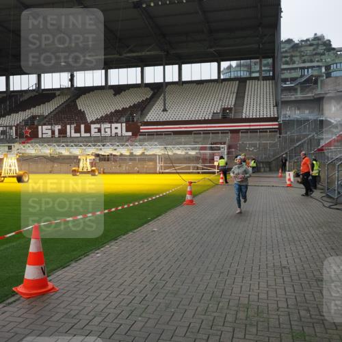 07.12.2025 - St. Pauli X-Mass-Run No. 15 Fabian Wolf http://msf.ph/oto/9412919 07.12.2025 11:18:21 Ziel 1325, 1348, 2045, 3201, 3304 meine-sportfotos.de