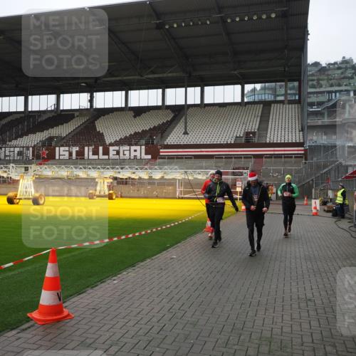 07.12.2025 - St. Pauli X-Mass-Run No. 15 Fabian Wolf http://msf.ph/oto/9412978 07.12.2025 11:18:32 Ziel 2045, 2918, 3138, 3158, 3304, 3634, 3636 meine-sportfotos.de