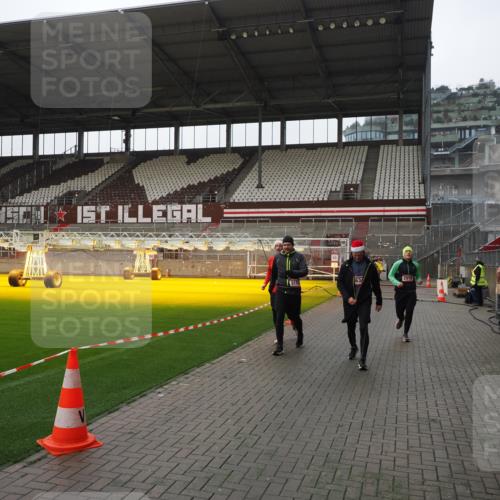 07.12.2025 - St. Pauli X-Mass-Run No. 15 Fabian Wolf http://msf.ph/oto/9412981 07.12.2025 11:18:33 Ziel 2045, 2918, 3138, 3158, 3304, 3634, 3636 meine-sportfotos.de