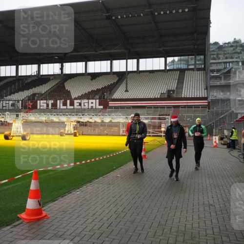 07.12.2025 - St. Pauli X-Mass-Run No. 15 Fabian Wolf http://msf.ph/oto/9412984 07.12.2025 11:18:33 Ziel 2045, 2918, 3138, 3158, 3304, 3634, 3636 meine-sportfotos.de