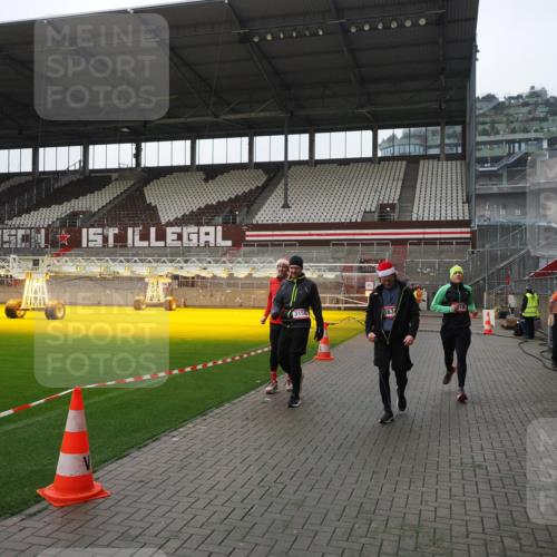 07.12.2025 - St. Pauli X-Mass-Run No. 15 Fabian Wolf http://msf.ph/oto/9412987 07.12.2025 11:18:33 Ziel 2045, 2918, 3138, 3158, 3304, 3634, 3636 meine-sportfotos.de