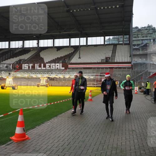 07.12.2025 - St. Pauli X-Mass-Run No. 15 Fabian Wolf http://msf.ph/oto/9412990 07.12.2025 11:18:33 Ziel 2045, 2918, 3138, 3158, 3304, 3634, 3636 meine-sportfotos.de
