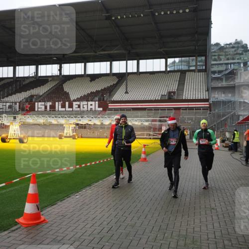 07.12.2025 - St. Pauli X-Mass-Run No. 15 Fabian Wolf http://msf.ph/oto/9412993 07.12.2025 11:18:34 Ziel 2045, 2918, 3138, 3158, 3304, 3634, 3636 meine-sportfotos.de
