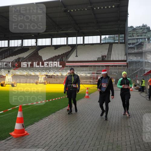 07.12.2025 - St. Pauli X-Mass-Run No. 15 Fabian Wolf http://msf.ph/oto/9412996 07.12.2025 11:18:34 Ziel 2045, 2918, 3138, 3158, 3304, 3634, 3636 meine-sportfotos.de