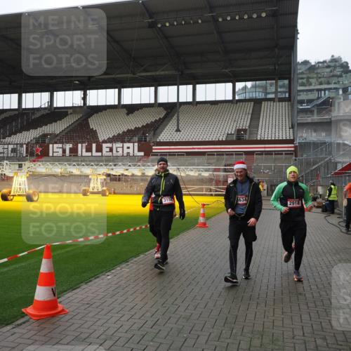 07.12.2025 - St. Pauli X-Mass-Run No. 15 Fabian Wolf http://msf.ph/oto/9412999 07.12.2025 11:18:34 Ziel 2045, 2918, 3138, 3158, 3304, 3634, 3636 meine-sportfotos.de