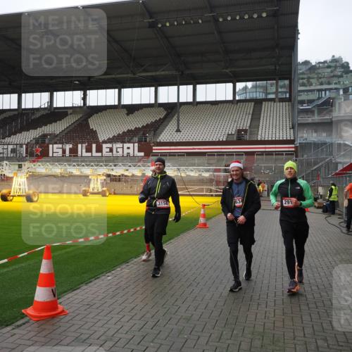07.12.2025 - St. Pauli X-Mass-Run No. 15 Fabian Wolf http://msf.ph/oto/9413002 07.12.2025 11:18:34 Ziel 2045, 2918, 3138, 3158, 3304, 3634, 3636 meine-sportfotos.de