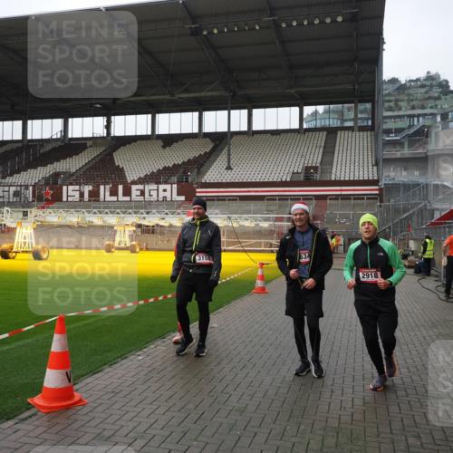 07.12.2025 - St. Pauli X-Mass-Run No. 15 Fabian Wolf http://msf.ph/oto/9413005 07.12.2025 11:18:34 Ziel 2045, 2918, 3138, 3158, 3304, 3634, 3636 meine-sportfotos.de