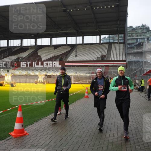 07.12.2025 - St. Pauli X-Mass-Run No. 15 Fabian Wolf http://msf.ph/oto/9413008 07.12.2025 11:18:35 Ziel 2045, 2918, 3138, 3158, 3304, 3634, 3636 meine-sportfotos.de