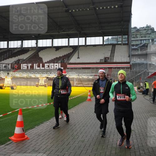 07.12.2025 - St. Pauli X-Mass-Run No. 15 Fabian Wolf http://msf.ph/oto/9413011 07.12.2025 11:18:35 Ziel 2045, 2918, 3138, 3158, 3304, 3634, 3636 meine-sportfotos.de