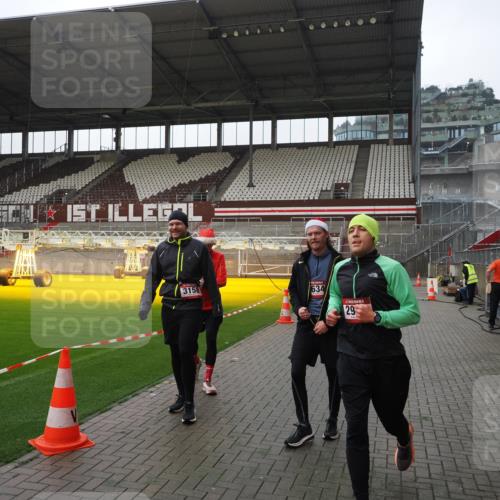 07.12.2025 - St. Pauli X-Mass-Run No. 15 Fabian Wolf http://msf.ph/oto/9413014 07.12.2025 11:18:35 Ziel 2045, 2918, 3138, 3158, 3304, 3634, 3636 meine-sportfotos.de