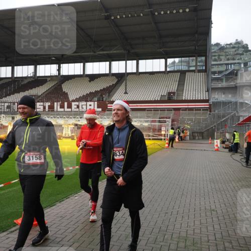 07.12.2025 - St. Pauli X-Mass-Run No. 15 Fabian Wolf http://msf.ph/oto/9413027 07.12.2025 11:18:36 Ziel 2045, 2918, 3138, 3158, 3634, 3636 meine-sportfotos.de