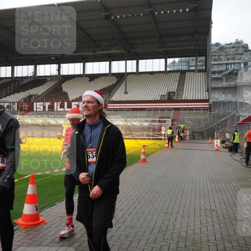 07.12.2025 - St. Pauli X-Mass-Run No. 15 Fabian Wolf http://msf.ph/oto/9413034 07.12.2025 11:18:37 Ziel 2918, 3138, 3158, 3634, 3636 meine-sportfotos.de