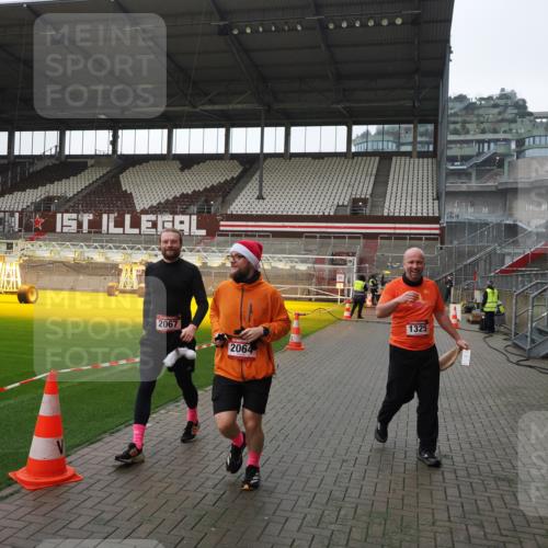 07.12.2025 - St. Pauli X-Mass-Run No. 15 Fabian Wolf http://msf.ph/oto/9413096 07.12.2025 11:18:57 Ziel 1109, 1322, 2064, 2067 meine-sportfotos.de