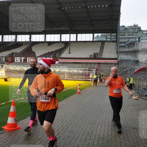 07.12.2025 - St. Pauli X-Mass-Run No. 15 Fabian Wolf http://msf.ph/oto/9413103 07.12.2025 11:18:58 Ziel 1109, 1322, 2064, 2067 meine-sportfotos.de