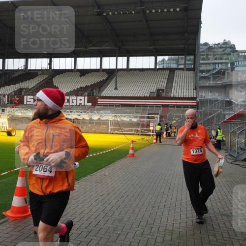 07.12.2025 - St. Pauli X-Mass-Run No. 15 Fabian Wolf http://msf.ph/oto/9413106 07.12.2025 11:18:58 Ziel 1109, 1322, 2064, 2067 meine-sportfotos.de