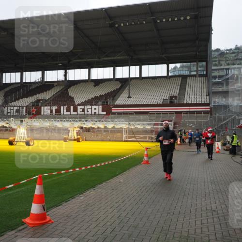 07.12.2025 - St. Pauli X-Mass-Run No. 15 Fabian Wolf http://msf.ph/oto/9413136 07.12.2025 11:19:07 Ziel 1322, 1617, 2064, 2067, 2597 meine-sportfotos.de