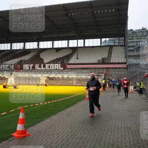 07.12.2025 - St. Pauli X-Mass-Run No. 15 Fabian Wolf http://msf.ph/oto/9413145 07.12.2025 11:19:08 Ziel 295, 302, 1617, 2064, 2067, 2597 meine-sportfotos.de