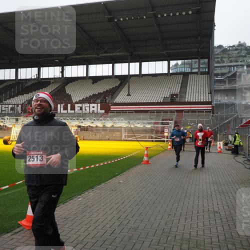 07.12.2025 - St. Pauli X-Mass-Run No. 15 Fabian Wolf http://msf.ph/oto/9413172 07.12.2025 11:19:10 Ziel 295, 302, 1617, 2064, 2067, 2597, 3205 meine-sportfotos.de