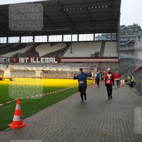 07.12.2025 - St. Pauli X-Mass-Run No. 15 Fabian Wolf http://msf.ph/oto/9413175 07.12.2025 11:19:11 Ziel 295, 302, 1617, 2597, 2788, 3205 meine-sportfotos.de