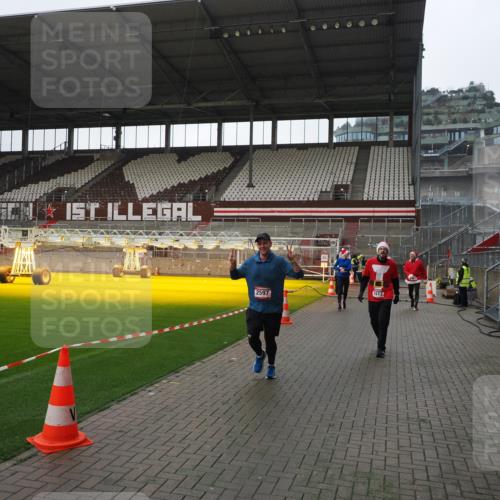 07.12.2025 - St. Pauli X-Mass-Run No. 15 Fabian Wolf http://msf.ph/oto/9413181 07.12.2025 11:19:11 Ziel 295, 302, 1617, 2597, 2788, 3205 meine-sportfotos.de