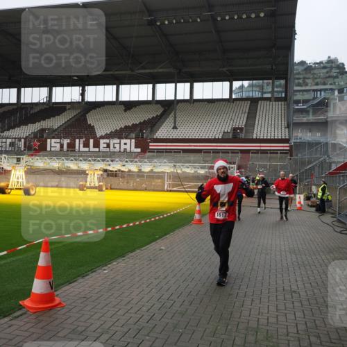 07.12.2025 - St. Pauli X-Mass-Run No. 15 Fabian Wolf http://msf.ph/oto/9413207 07.12.2025 11:19:13 Ziel 295, 302, 1617, 2597, 2788, 3205 meine-sportfotos.de
