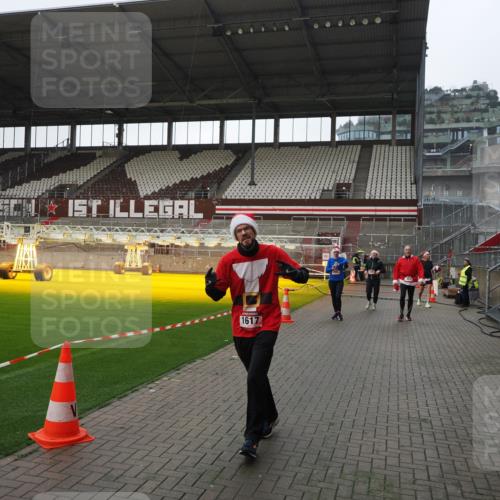 07.12.2025 - St. Pauli X-Mass-Run No. 15 Fabian Wolf http://msf.ph/oto/9413217 07.12.2025 11:19:14 Ziel 295, 302, 1617, 2597, 2788, 3205 meine-sportfotos.de