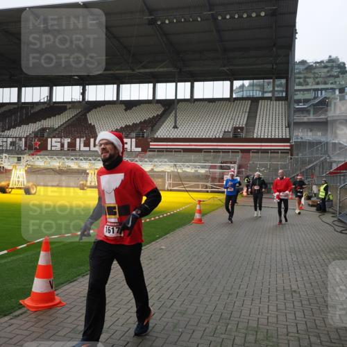 07.12.2025 - St. Pauli X-Mass-Run No. 15 Fabian Wolf http://msf.ph/oto/9413222 07.12.2025 11:19:14 Ziel 295, 302, 1617, 2597, 2788, 3205 meine-sportfotos.de