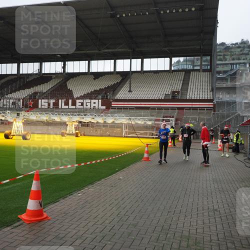 07.12.2025 - St. Pauli X-Mass-Run No. 15 Fabian Wolf http://msf.ph/oto/9413237 07.12.2025 11:19:15 Ziel 295, 302, 1617, 2597, 2788, 3205 meine-sportfotos.de