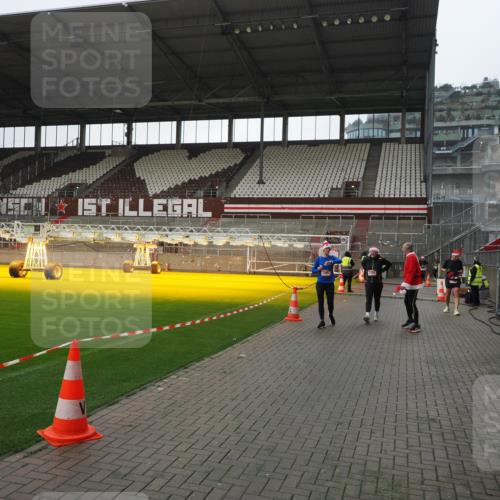 07.12.2025 - St. Pauli X-Mass-Run No. 15 Fabian Wolf http://msf.ph/oto/9413240 07.12.2025 11:19:16 Ziel 295, 302, 1617, 2597, 2788, 3205 meine-sportfotos.de
