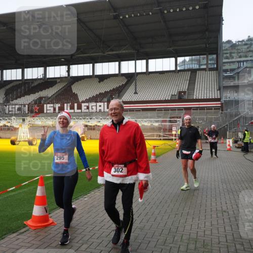 07.12.2025 - St. Pauli X-Mass-Run No. 15 Fabian Wolf http://msf.ph/oto/9413271 07.12.2025 11:19:25 Ziel 295, 302, 797, 1563, 2062, 2597, 2788, 3205 meine-sportfotos.de