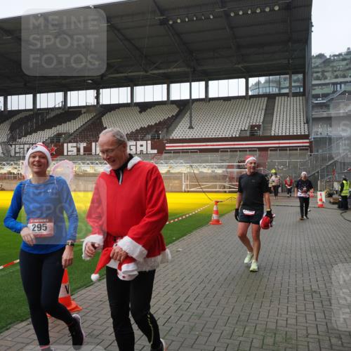 07.12.2025 - St. Pauli X-Mass-Run No. 15 Fabian Wolf http://msf.ph/oto/9413279 07.12.2025 11:19:25 Ziel 295, 302, 797, 1563, 2062, 2597, 2788, 3205 meine-sportfotos.de