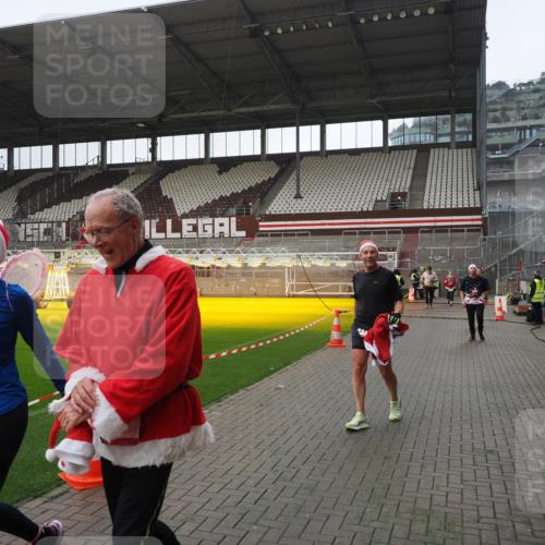 07.12.2025 - St. Pauli X-Mass-Run No. 15 Fabian Wolf http://msf.ph/oto/9413285 07.12.2025 11:19:26 Ziel 295, 302, 797, 1563, 2062, 2597, 2788, 3205 meine-sportfotos.de