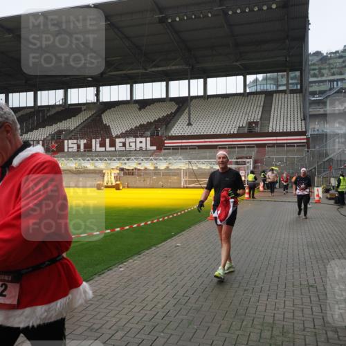 07.12.2025 - St. Pauli X-Mass-Run No. 15 Fabian Wolf http://msf.ph/oto/9413291 07.12.2025 11:19:26 Ziel 295, 302, 797, 1563, 2062, 2597, 2788, 3205 meine-sportfotos.de