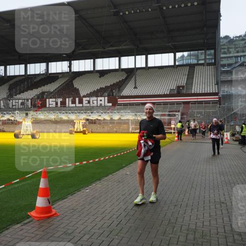07.12.2025 - St. Pauli X-Mass-Run No. 15 Fabian Wolf http://msf.ph/oto/9413294 07.12.2025 11:19:27 Ziel 295, 302, 367, 373, 797, 1563, 2062, 2788, 3205 meine-sportfotos.de