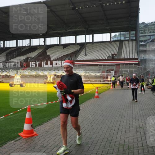 07.12.2025 - St. Pauli X-Mass-Run No. 15 Fabian Wolf http://msf.ph/oto/9413314 07.12.2025 11:19:28 Ziel 295, 302, 367, 373, 797, 1563, 2062, 2788, 3205 meine-sportfotos.de