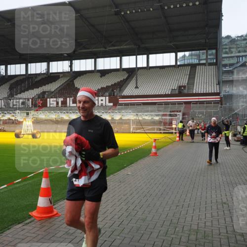 07.12.2025 - St. Pauli X-Mass-Run No. 15 Fabian Wolf http://msf.ph/oto/9413323 07.12.2025 11:19:29 Ziel 367, 373, 797, 1563, 2062, 2788, 3205 meine-sportfotos.de