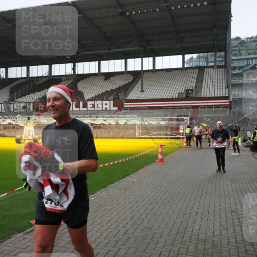 07.12.2025 - St. Pauli X-Mass-Run No. 15 Fabian Wolf http://msf.ph/oto/9413329 07.12.2025 11:19:29 Ziel 367, 373, 797, 1563, 2062, 2788, 3205 meine-sportfotos.de