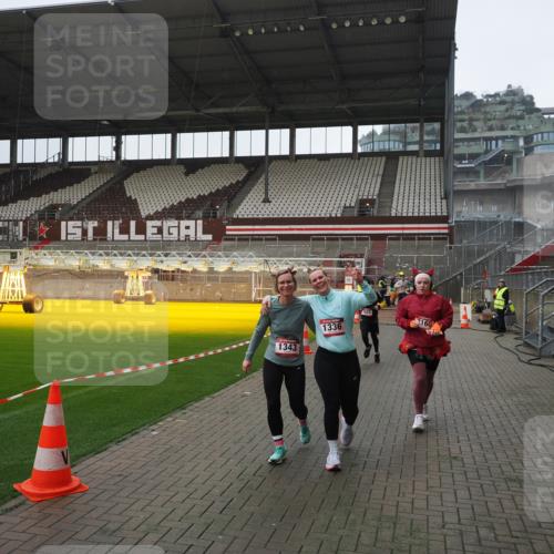 07.12.2025 - St. Pauli X-Mass-Run No. 15 Fabian Wolf http://msf.ph/oto/9413442 07.12.2025 11:19:45 Ziel 367, 373, 1336, 1343, 1563, 2217, 2581, 3075, 3160, 3822, 3823 meine-sportfotos.de