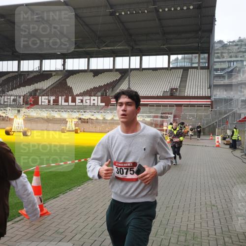 07.12.2025 - St. Pauli X-Mass-Run No. 15 Fabian Wolf http://msf.ph/oto/9413514 07.12.2025 11:19:52 Ziel 1343, 2217, 2581, 2771, 3075, 3160, 3822, 3823 meine-sportfotos.de