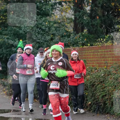 07.12.2025 - St. Pauli X-Mass-Run No. 15 Michael Burmester http://msf.ph/oto/9413520 07.12.2025 10:03:42 Laufen 39, 454, 1669, 3805 meine-sportfotos.de