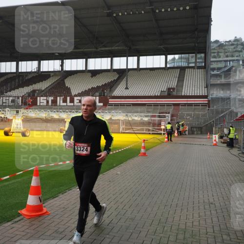07.12.2025 - St. Pauli X-Mass-Run No. 15 Fabian Wolf http://msf.ph/oto/9413570 07.12.2025 11:20:01 Ziel 2581, 2771, 3075, 3170, 3324, 3822, 3823 meine-sportfotos.de
