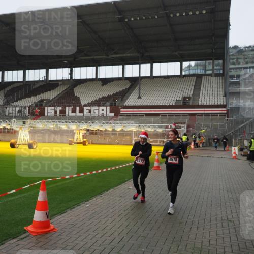 07.12.2025 - St. Pauli X-Mass-Run No. 15 Fabian Wolf http://msf.ph/oto/9413576 07.12.2025 11:20:12 Ziel 2577, 2578, 3170, 3324 meine-sportfotos.de